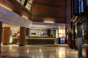 Die Lobby eines Restaurants mit einem Mann an der Theke in der Unterkunft Copthorne Hotel Manchester Salford Quays in Manchester