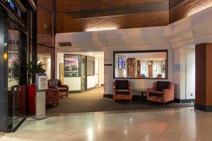 eine Lobby mit Stühlen und einem Tisch in einem Gebäude in der Unterkunft Copthorne Hotel Manchester Salford Quays in Manchester