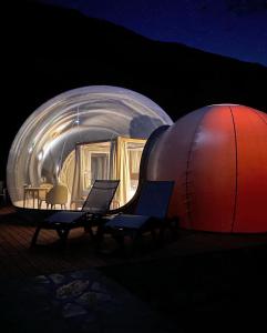 een grote koepel met stoelen en 's nachts een tent bij Bahía de Ávalos in San Sebastián de la Gomera