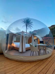 Tienda tipo cúpula con cama y mesa en Bahía de Ávalos, en San Sebastián de la Gomera