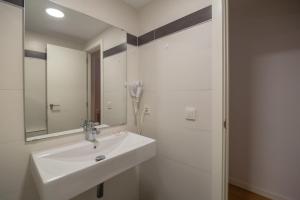 A bathroom at Apartamentos Mayor by Be Alicante