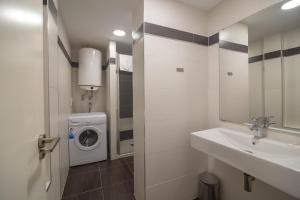 een badkamer met een wasmachine en een wastafel bij Apartamentos Mayor by Be Alicante in Alicante