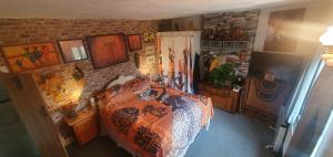 ein Schlafzimmer mit einem Bett und einer Ziegelwand in der Unterkunft rosedale cottage in Walsgrave on Sowe