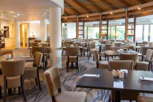 ein Esszimmer voller Tische und Stühle in der Unterkunft Copthorne Hotel Manchester Salford Quays in Manchester