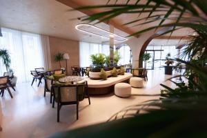 vestíbulo con sofá, mesas y sillas en Flower Hotels & Resorts, en Golem