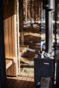 eine Kiste mit Steinen vor einem Gebäude in der Unterkunft ÖÖD Hötels Laheranna SUDU- with sauna in Punakivi