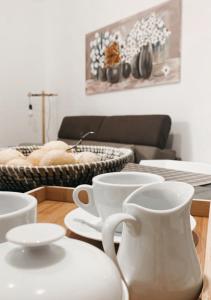 stół z białymi kubkami i spodkami w obiekcie La Casa Di Maya w mieście Marsala +9 zdjęć