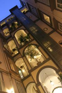 Budova, kde se hotel nachází + 24 fotografií