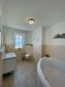 A bathroom at Ferienhaus Windrose