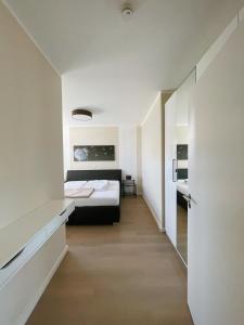 a bedroom with a bed and a desk in it at Ferienhaus Windrose in Dwarsdorf
