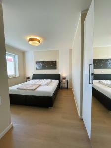 Un pat sau paturi într-o cameră la Ferienhaus Windrose