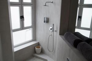 La salle de bains est pourvue d'une douche et de 2 fenêtres. dans l'établissement BUBUFLATS Mossén, à Valence 39 autres photos