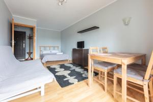 1 dormitorio con cama, escritorio y mesa en Sopot by the Beach, en Sopot