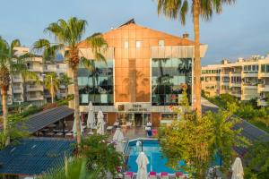 een resort met een zwembad en palmbomen bij Fame Beach Hotel in Kemer