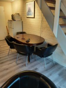 una mesa y sillas en una habitación con escalera en Stern en Bruinisse
