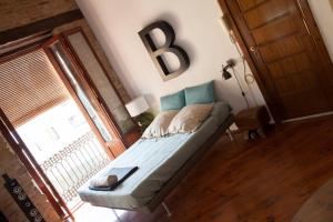 un lit dans une chambre avec une lettre b sur le mur dans l'établissement BUBUFLATS Mossén, à Valence