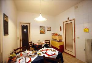 a dining room with a table and chairs and a room at Bed & Breakfast Delle Rose in Conegliano