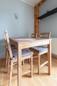 mesa de madera con 2 sillas, mesa, mesa y silla en Sopot by the Beach, en Sopot