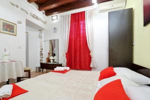 Postel nebo postele na pokoji v ubytování Apartment City Center Dragica