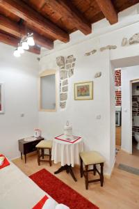 sala de estar con mesa y sillas en una habitación en Apartment City Center Dragica, en Zadar
