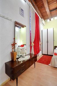 una camera da letto e una cassettiera con specchio. di Apartment City Center Dragica a Zara (Zadar)