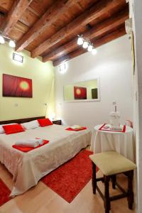 een slaapkamer met 2 bedden en een tafel met cake erop bij Apartment City Center Dragica in Zadar