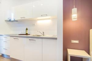 Luxury rooms Beach Mediteran的厨房或小厨房