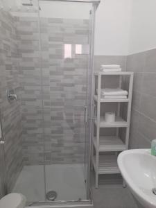 uma casa de banho com um chuveiro e um lavatório. em Your Independent Room em Lecco