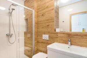 珀德垂那Luxury rooms Beach Mediteran的带淋浴、马桶和水槽的浴室