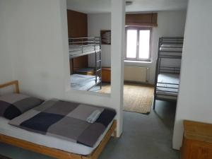 een slaapkamer met een bed met een spiegel en een stapelbed bij 404-Hostel in Keulen