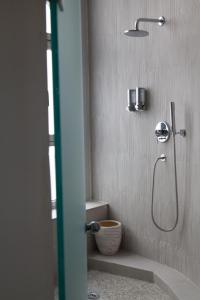 une salle de bain avec douche et toilettes dans l'établissement BUBUFLATS Mossén, à Valence