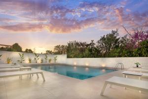 Bassein majutusasutuses s u e ñ o - studios and apartments, with shared pool või selle lähedal