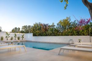Bassein majutusasutuses s u e ñ o - studios and apartments, with shared pool või selle lähedal
