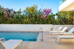 Bassein majutusasutuses s u e ñ o - studios and apartments, with shared pool või selle lähedal