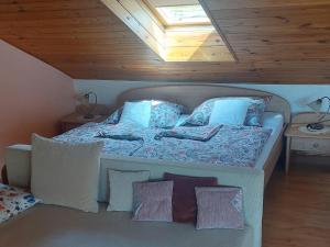 a bedroom with a bed with pillows and a ceiling at Apartmán v rodinném domě in Hradec Králové