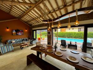 een woonkamer met een tafel en een zwembad bij Fincas Panaca Jagüey 18 in Quimbaya