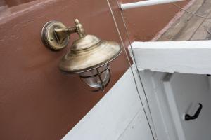 a brass door bell on the side of a door at Hotelboot Koningin Emma I Kloeg Collection in Vlissingen