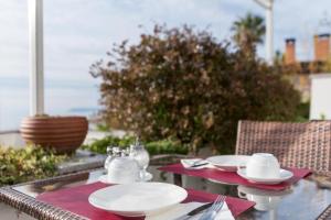 Luxury rooms Beach Mediteran的咖啡和沏茶工具