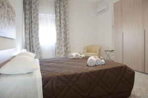 A bed or beds in a room at Il mare in città. Appartamento vista mare