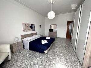 een slaapkamer met een bed met twee handdoeken erop bij Il mare in città. Appartamento vista mare in Monopoli
