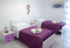 A bed or beds in a room at Il mare in città. Appartamento vista mare Még 12 kép