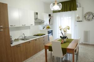 A kitchen or kitchenette at Il mare in città. Appartamento vista mare