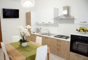 A kitchen or kitchenette at Il mare in città. Appartamento vista mare