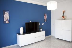 A television and/or entertainment centre at Il mare in città. Appartamento vista mare