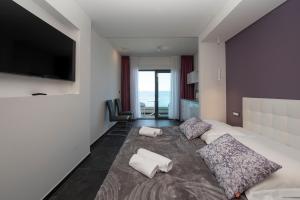 TV a/nebo společenská místnost v ubytování Luxury rooms Beach Mediteran