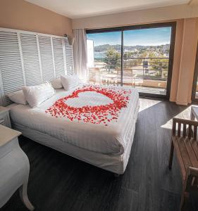1 dormitorio con 1 cama grande y ventana grande en Rives d'Or Hôtel, en La Seyne-sur-Mer