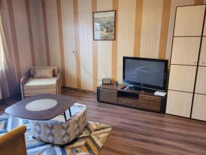 TV a/nebo společenská místnost v ubytování Talsu Vecpilsētas apartmenti
