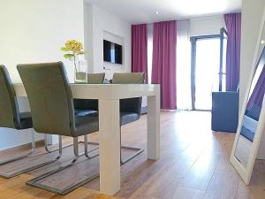Luxury rooms Beach Mediteran的电视和/或娱乐中心