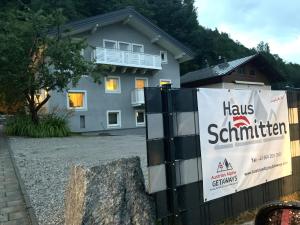 湖畔捷爾的住宿－Schmitten Haus，栅栏上标有标志的房子