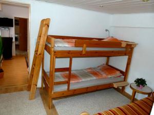 a couple of bunk beds in a room at Ferienwohnung Max 1 in Grube